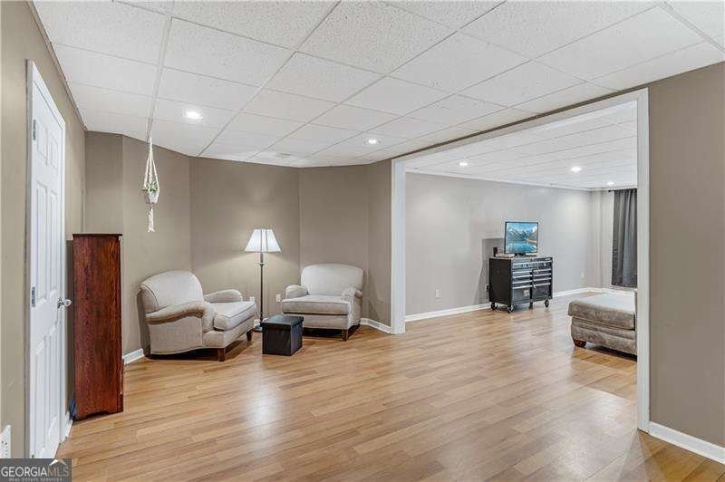 Welcome to this spacious 6-bedroom, 4 full bathroom home - photo 42