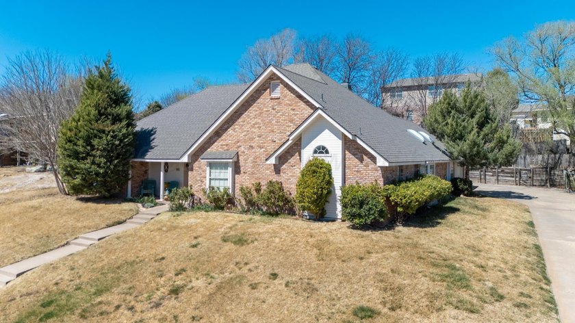The heart of Hunsley Hills! This spacious 4-bedroom, 4-bath home - photo 3
