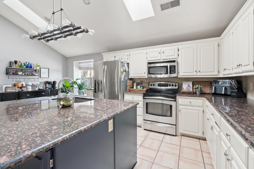 The heart of Hunsley Hills! This spacious 4-bedroom, 4-bath home - photo 8