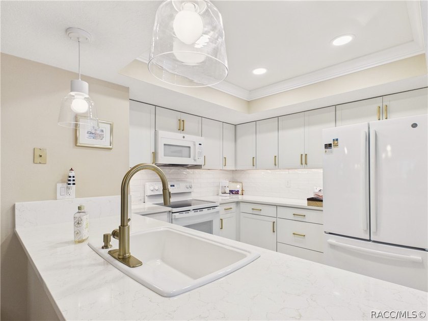 TURN-KEY &amp; FULLY FURNISHED! Start your mornings on the screened - photo 12