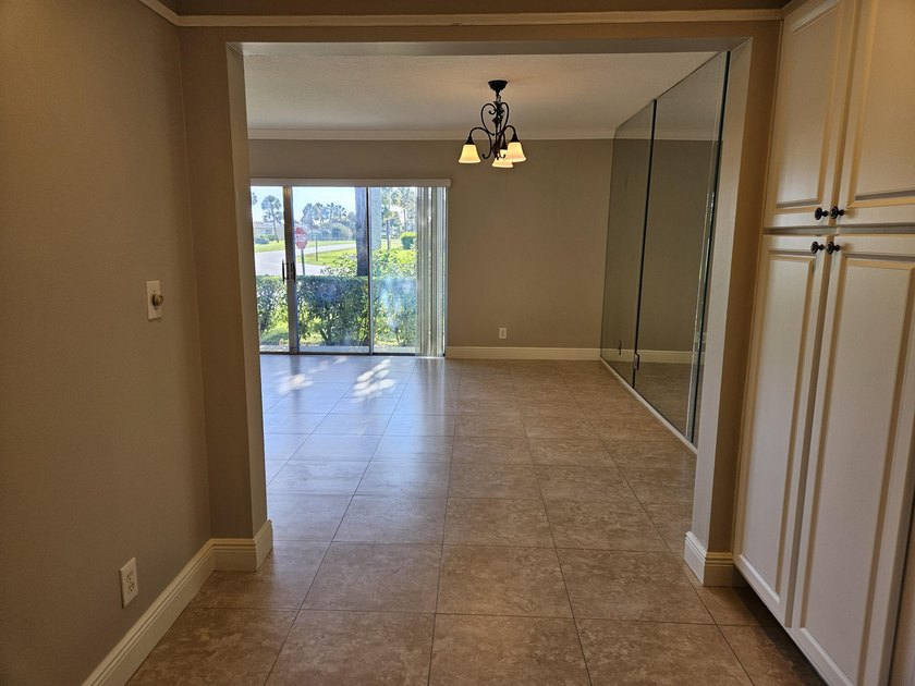 Beautiful, clean, bright corner townhome unit. Move in ready! - photo 13
