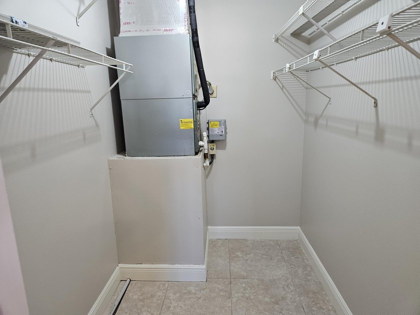 Beautiful, clean, bright corner townhome unit. Move in ready! - photo 15