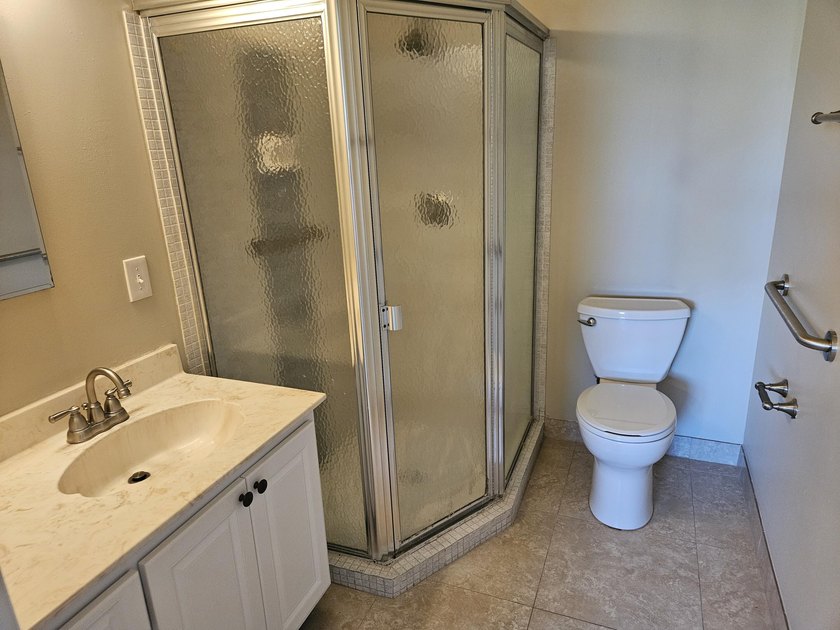 Beautiful, clean, bright corner townhome unit. Move in ready! - photo 16
