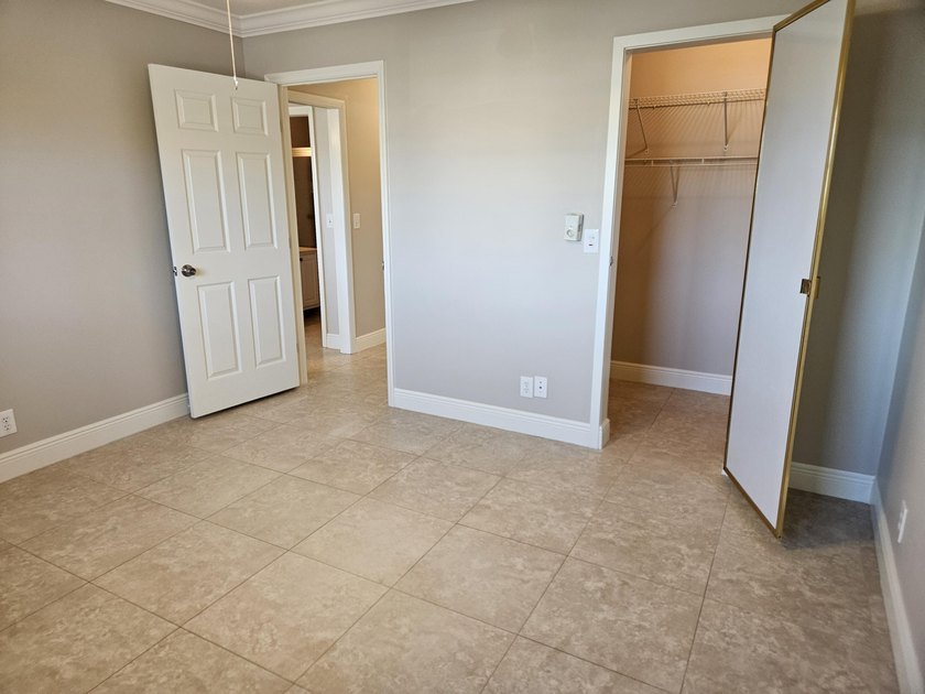 Beautiful, clean, bright corner townhome unit. Move in ready! - photo 17