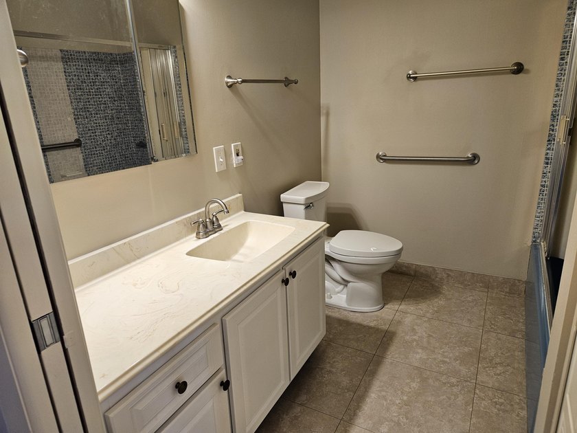Beautiful, clean, bright corner townhome unit. Move in ready! - photo 18