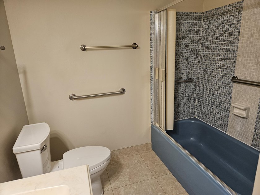 Beautiful, clean, bright corner townhome unit. Move in ready! - photo 19