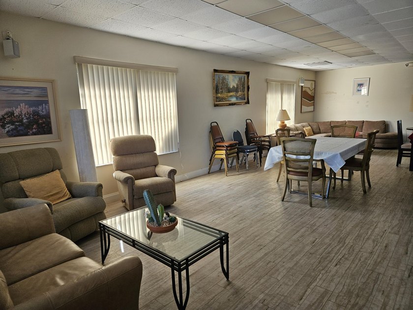 Beautiful, clean, bright corner townhome unit. Move in ready! - photo 26