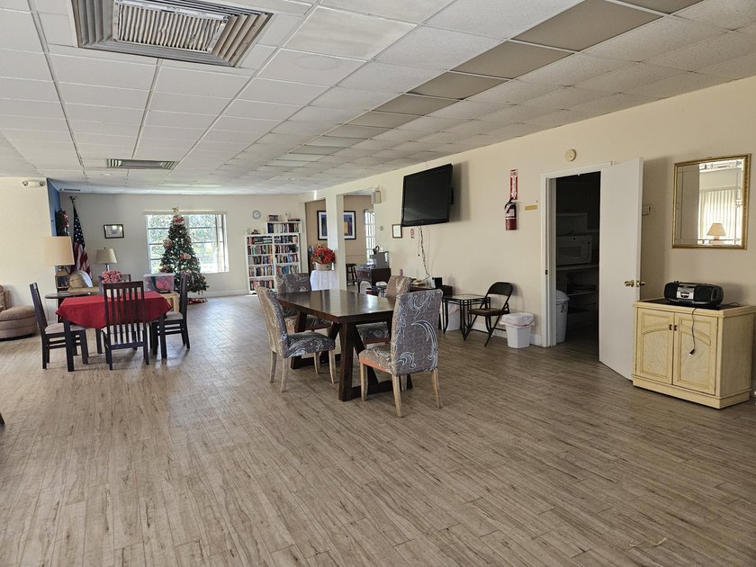 Beautiful, clean, bright corner townhome unit. Move in ready! - photo 27