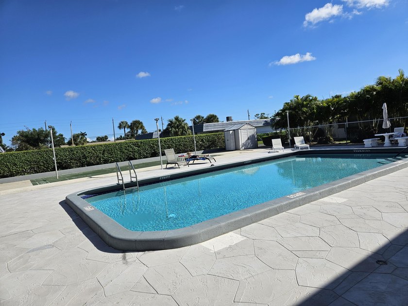 Beautiful, clean, bright corner townhome unit. Move in ready! - photo 29