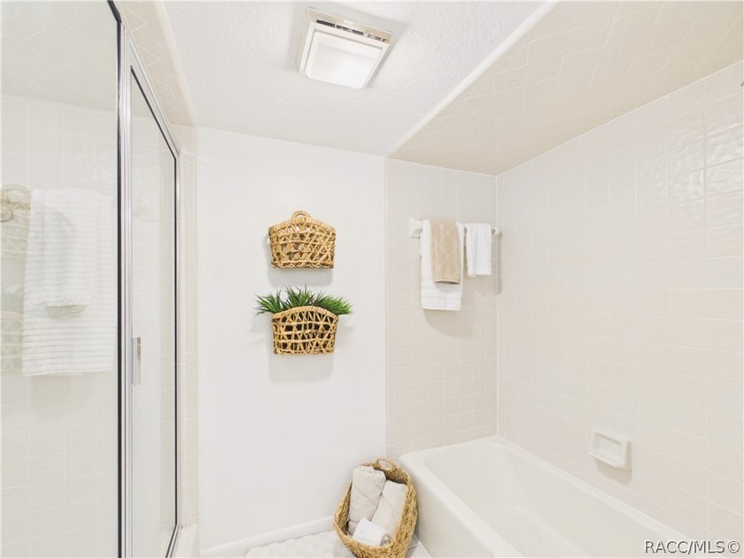 TURN-KEY &amp; FULLY FURNISHED! Start your mornings on the screened - photo 31