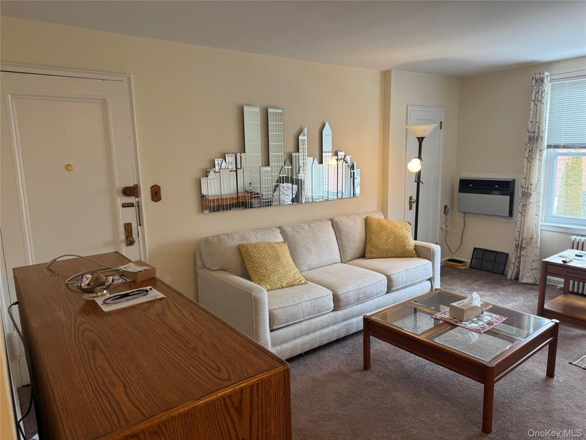 New to market! Second-floor garden apartment offering five - photo 3