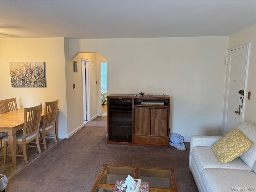 New to market! Second-floor garden apartment offering five - photo 4