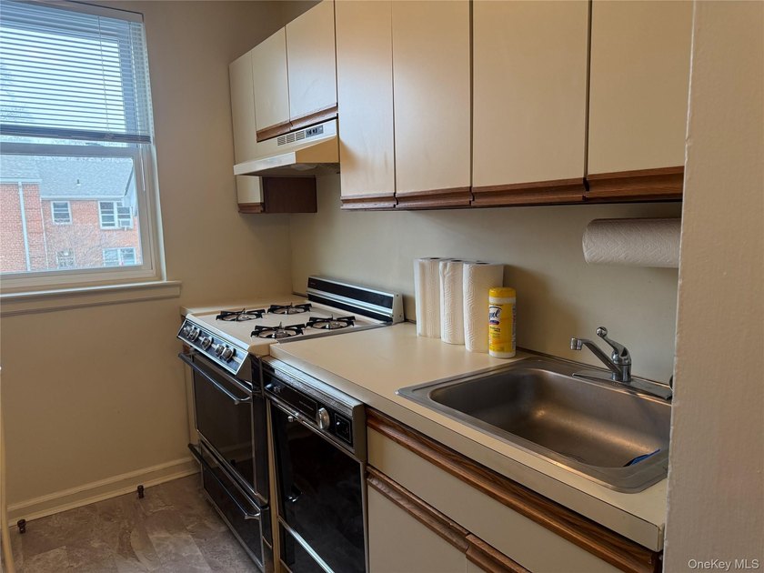 New to market! Second-floor garden apartment offering five - photo 8