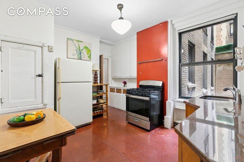 Rare Find! Elegant Classic Six Co-op in Prime Upper West Side - photo 4