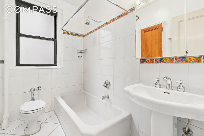 Rare Find! Elegant Classic Six Co-op in Prime Upper West Side - photo 5
