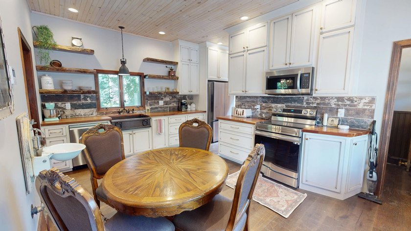 Looking for a sizable historic home that comes fully furnished? - photo 3