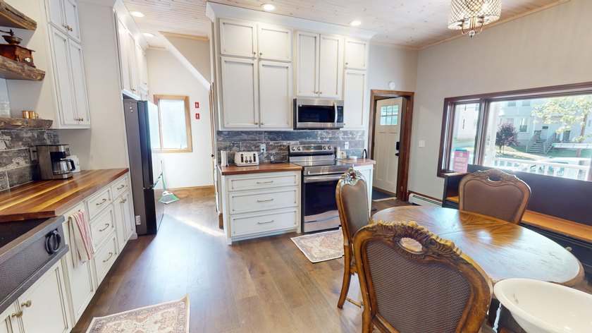 Looking for a sizable historic home that comes fully furnished? - photo 5