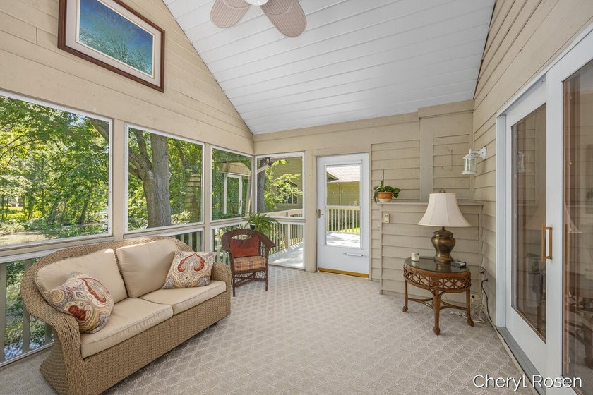 Welcome home to this beautifully maintained stand-alone - photo 13