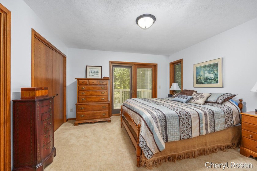 Welcome home to this beautifully maintained stand-alone - photo 16