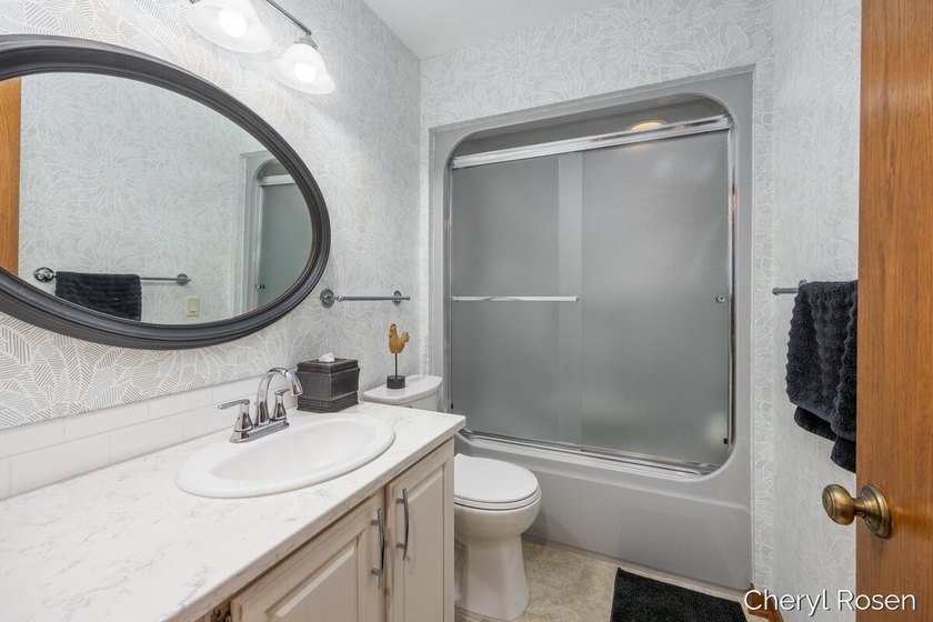 Welcome home to this beautifully maintained stand-alone - photo 20