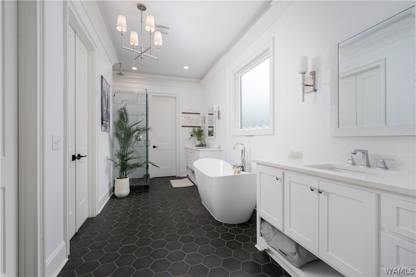 Modern luxury meets waterfront living in The Lakes. Offering - photo 21