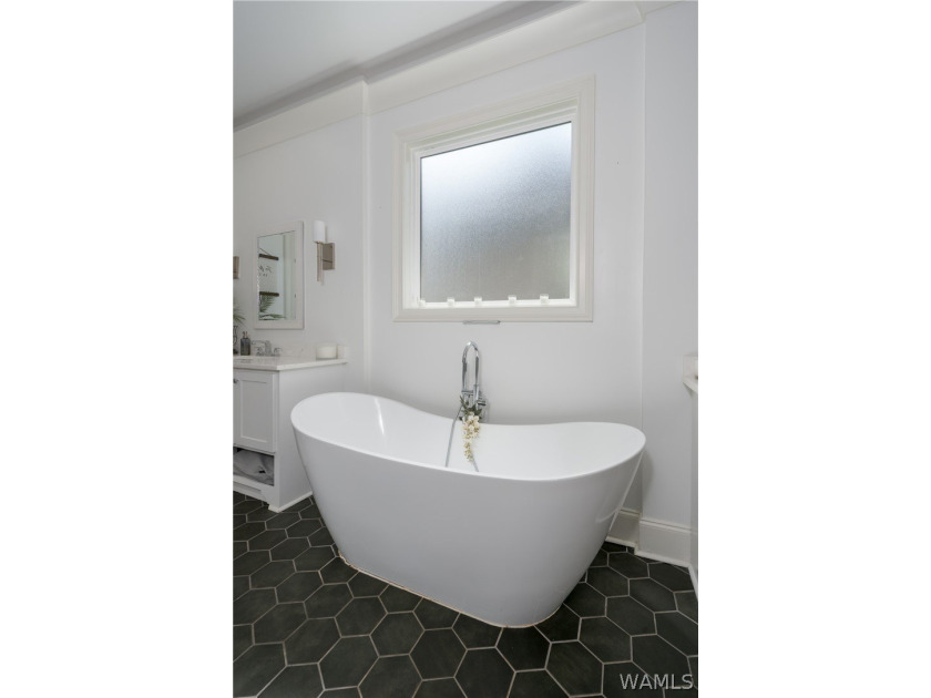 Modern luxury meets waterfront living in The Lakes. Offering - photo 22