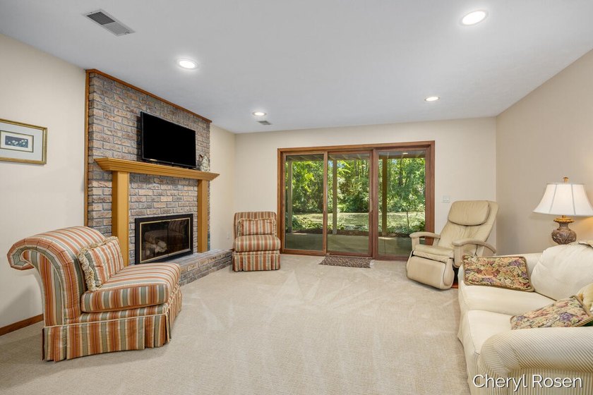 Welcome home to this beautifully maintained stand-alone - photo 26