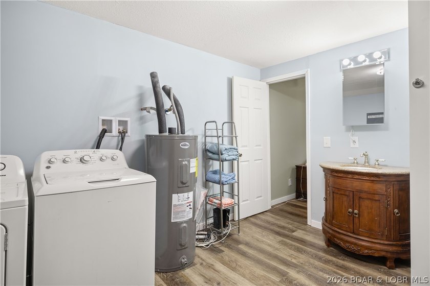 Welcome to the perfect blend of modern living and industrial - photo 14