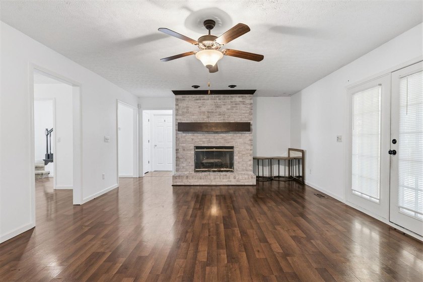 This beautiful 4 bedroom 2.5 bath home offers the perfect - photo 4