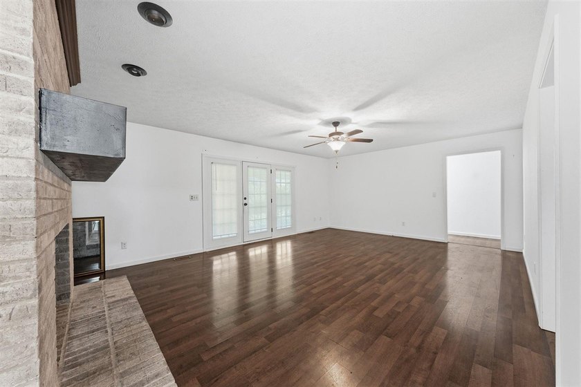 This beautiful 4 bedroom 2.5 bath home offers the perfect - photo 5