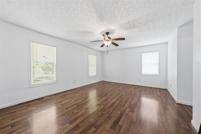 This beautiful 4 bedroom 2.5 bath home offers the perfect - photo 7