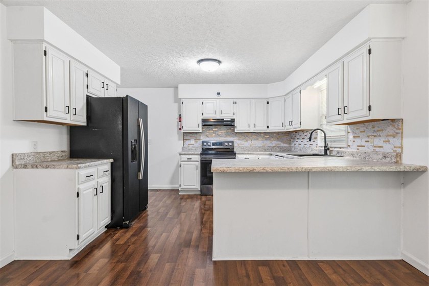 This beautiful 4 bedroom 2.5 bath home offers the perfect - photo 9