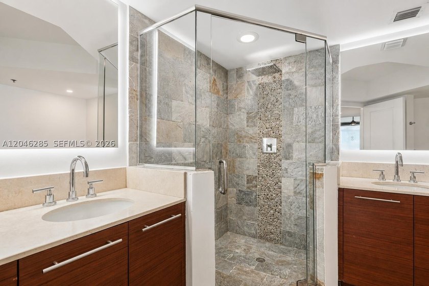 Rarely available 23rd-floor corner residence with 3 bedrooms, 3 - photo 12
