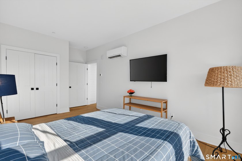 Penthouse Living in Niantic Village - Stunning 3-Bedroom, 2-Bath - photo 21