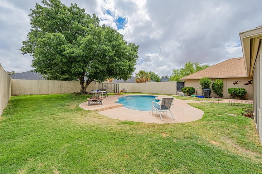 Unbeatable location! This open-concept home features recent - photo 21