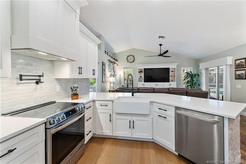 Amazing 3 Bedroom, 2 Bath, Concrete Block home with SO much to - photo 22