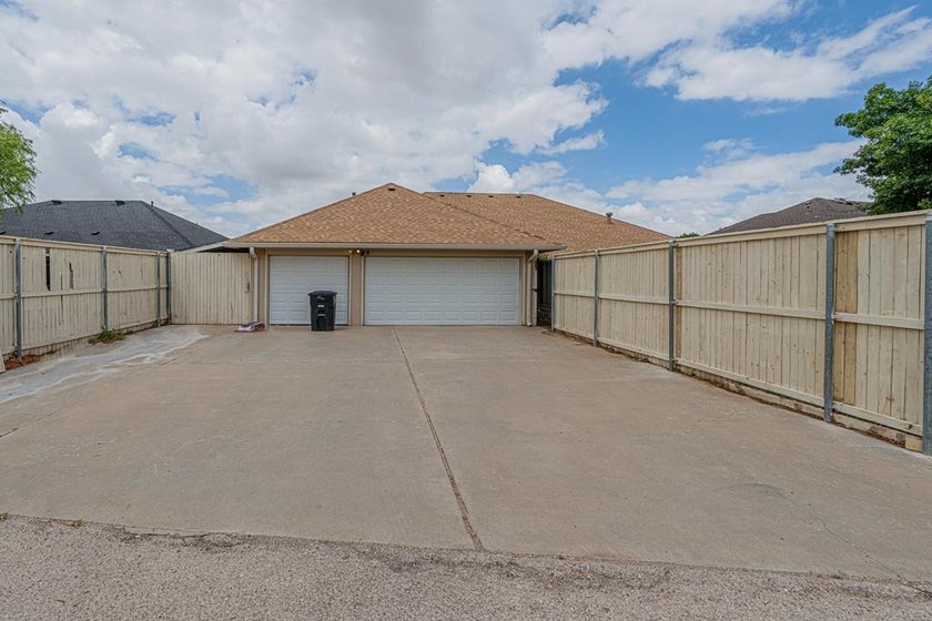 Unbeatable location! This open-concept home features recent - photo 23