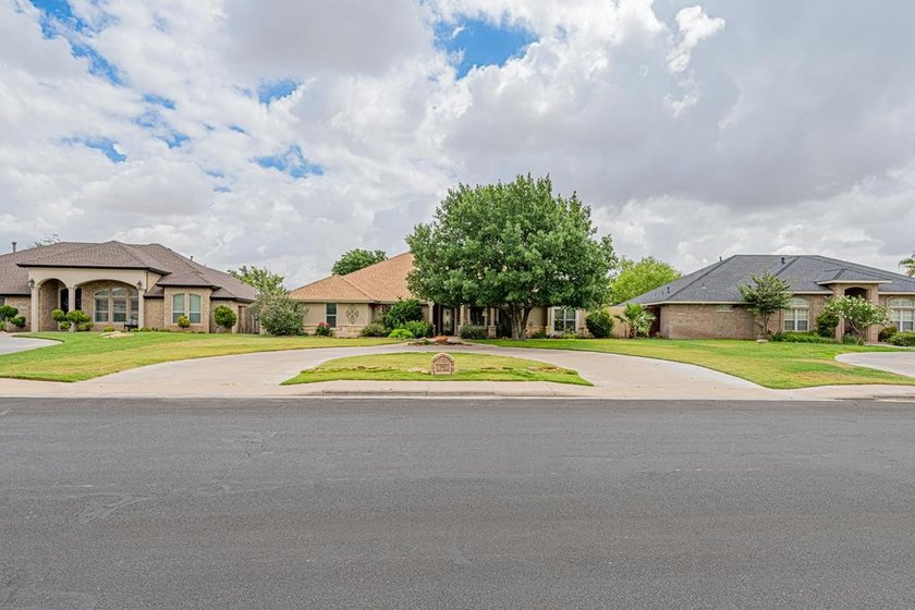 Unbeatable location! This open-concept home features recent - photo 25