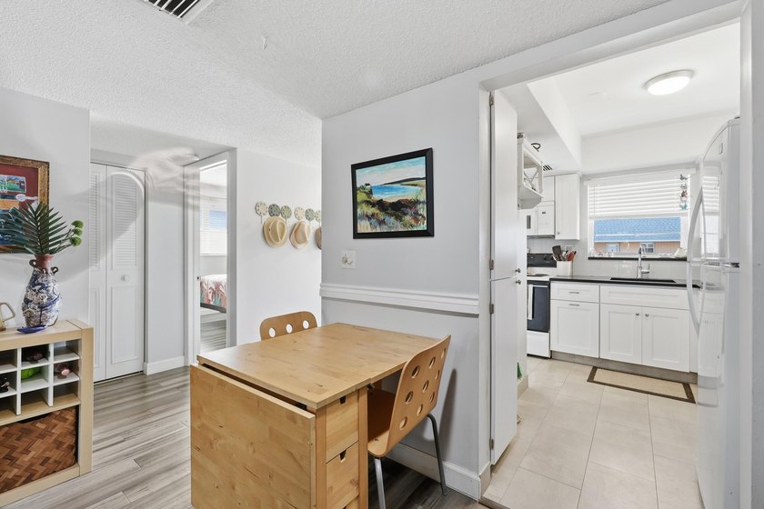 Welcome to easy Florida living in this beautifully maintained - photo 3
