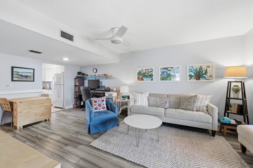 Welcome to easy Florida living in this beautifully maintained - photo 9