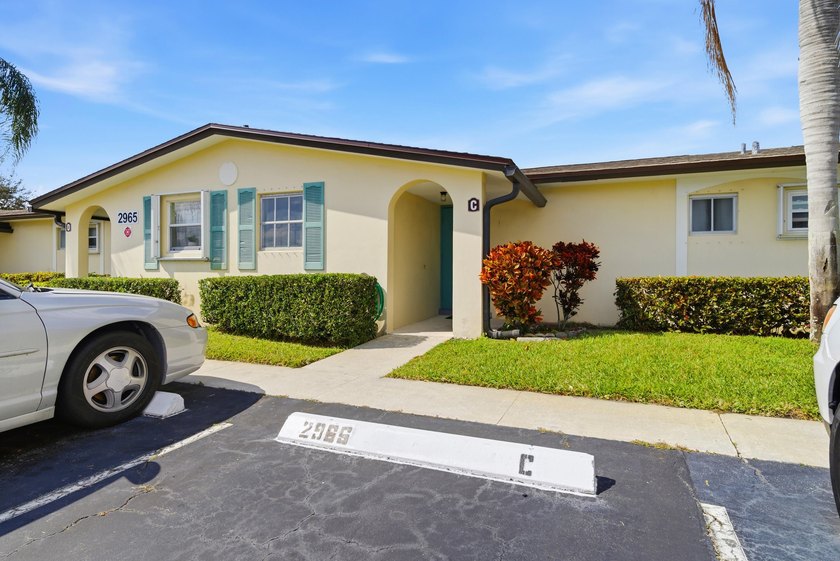 Beautifully maintained 1/1 Condo located in a welcoming and - photo 2