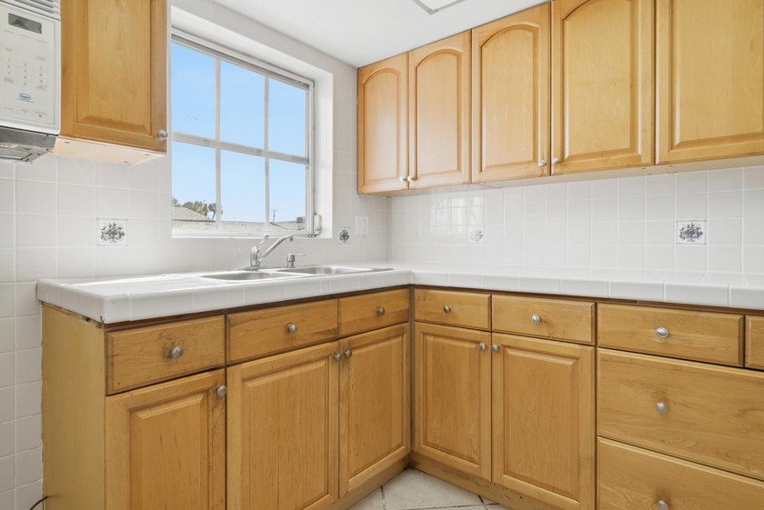 Beautifully maintained 1/1 Condo located in a welcoming and - photo 8