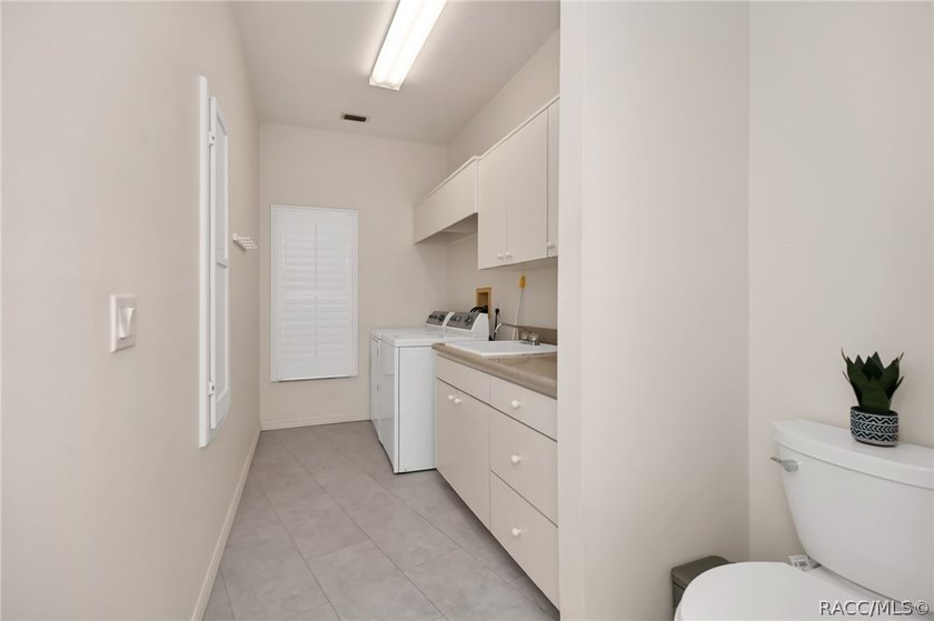Welcome to this well-maintained 3 Bedroom, 2.5 Bath pool home - photo 42