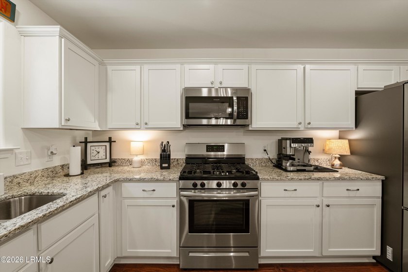 Beautifully maintained 3-Bedroom 2.5 Bath home with a dedicated - photo 11