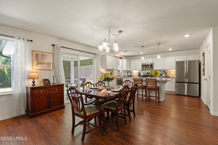Beautifully maintained 3-Bedroom 2.5 Bath home with a dedicated - photo 12