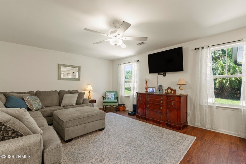 Beautifully maintained 3-Bedroom 2.5 Bath home with a dedicated - photo 13