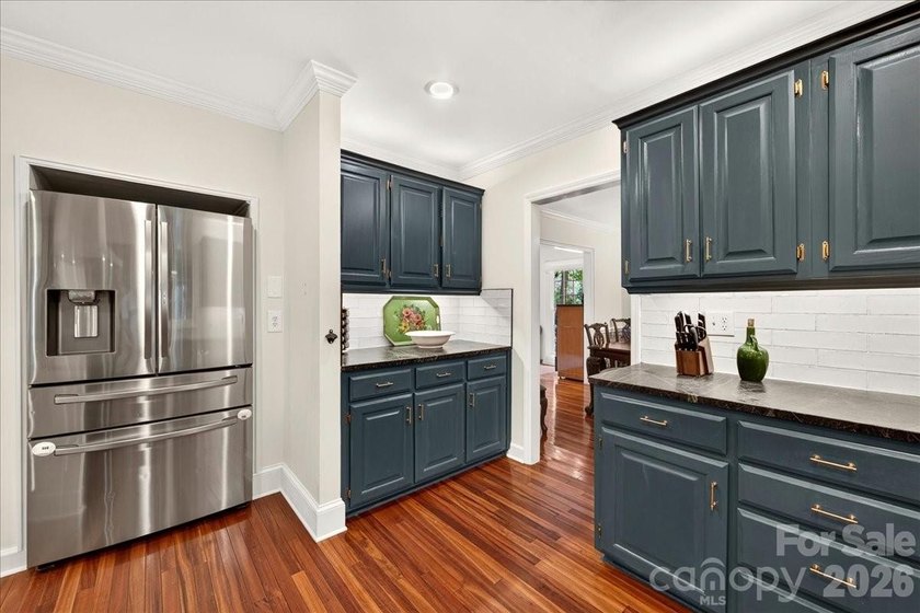 Welcome to Williamsburg Raintree! This updated 5-bedroom house - photo 13