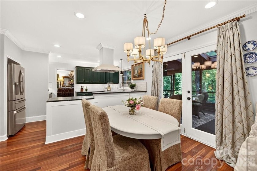 Welcome to Williamsburg Raintree! This updated 5-bedroom house - photo 14