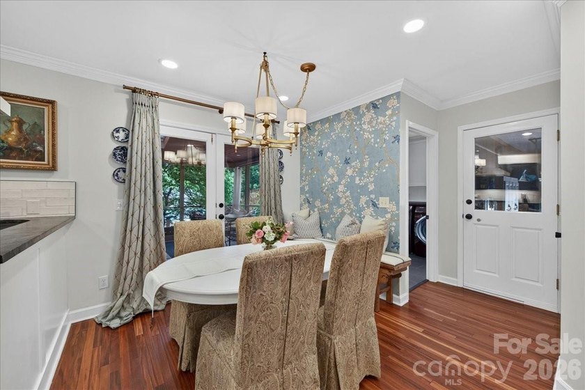 Welcome to Williamsburg Raintree! This updated 5-bedroom house - photo 15