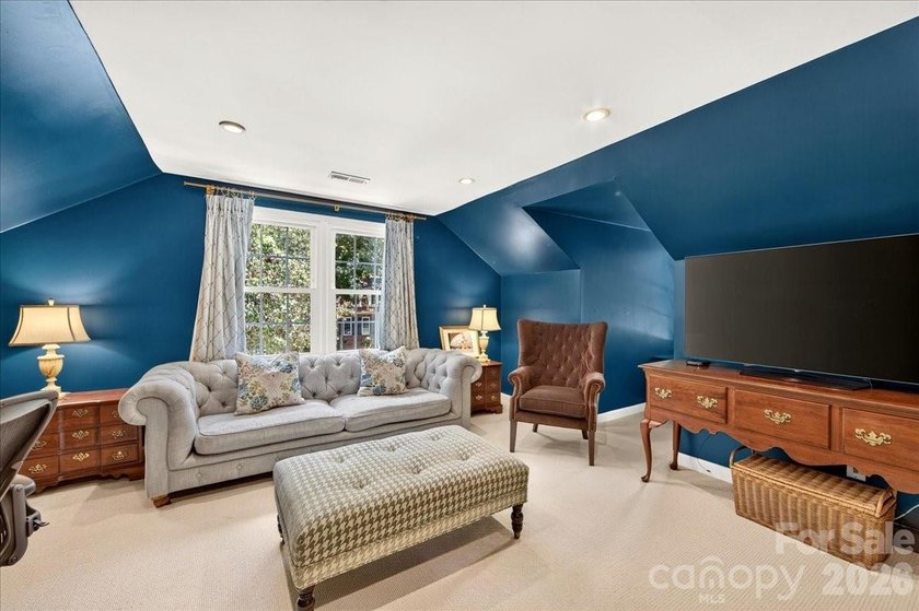 Welcome to Williamsburg Raintree! This updated 5-bedroom house - photo 23
